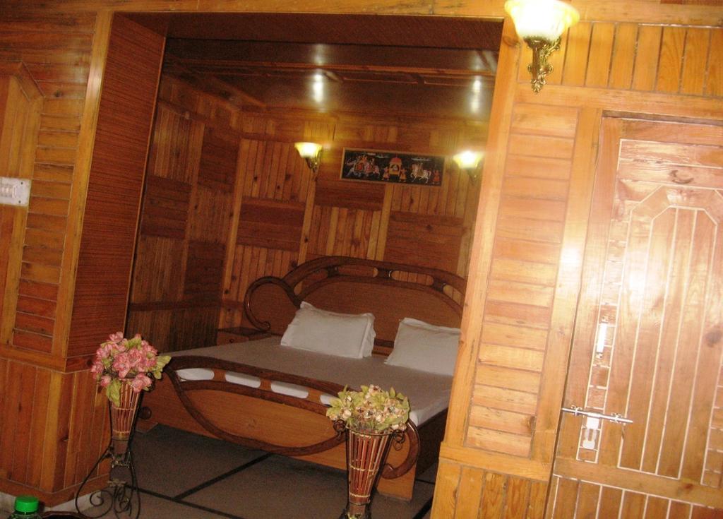 Hotel Arsh International Найнитал Экстерьер фото